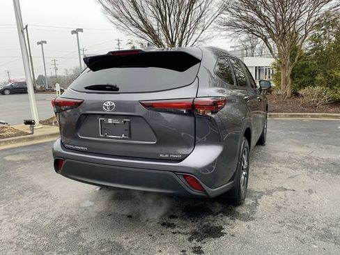 Used 2024 Toyota Highlander XLE image 8