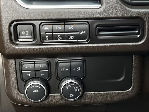 Used 2022 Chevrolet Tahoe Z71 w/ Luxury Package image 20