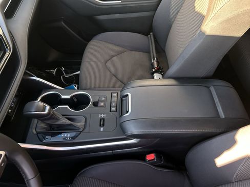 Used 2022 Toyota Highlander LE image 24