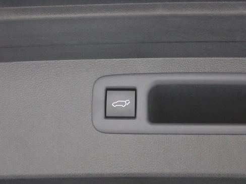 Used 2022 Toyota Highlander XLE AWD/4WD image 21