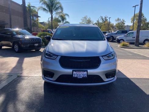 Used 2024 Chrysler Pacifica Touring-L w/ S Appearance Package image 2