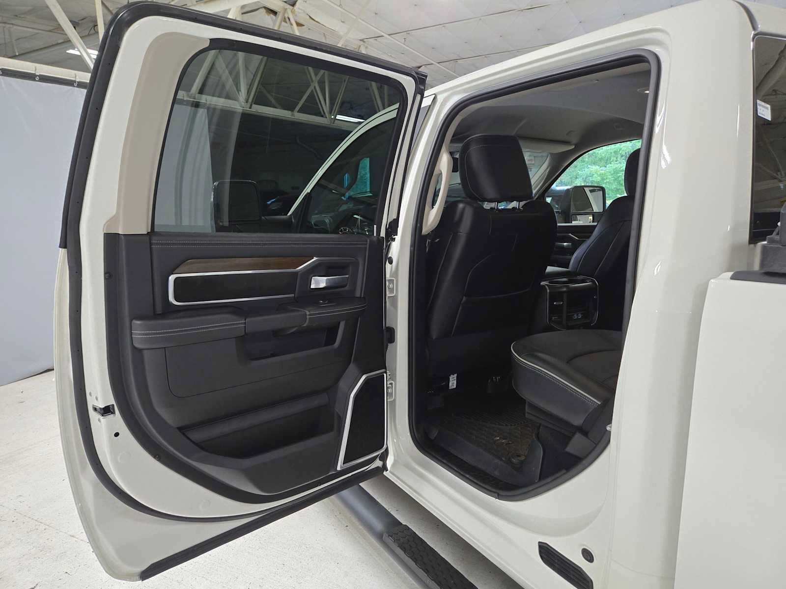 Used 2024 RAM 3500 Laramie w/ Towing Technology Group AWD/4WD image 15