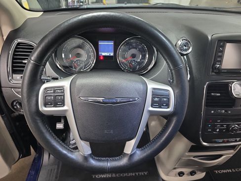Used 2015 Chrysler Town & Country Touring-L w/ Driver Convenience Group image 20