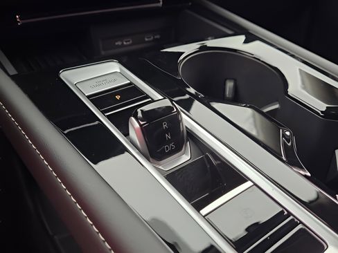 Certified 2025 Volkswagen Atlas SE image 17