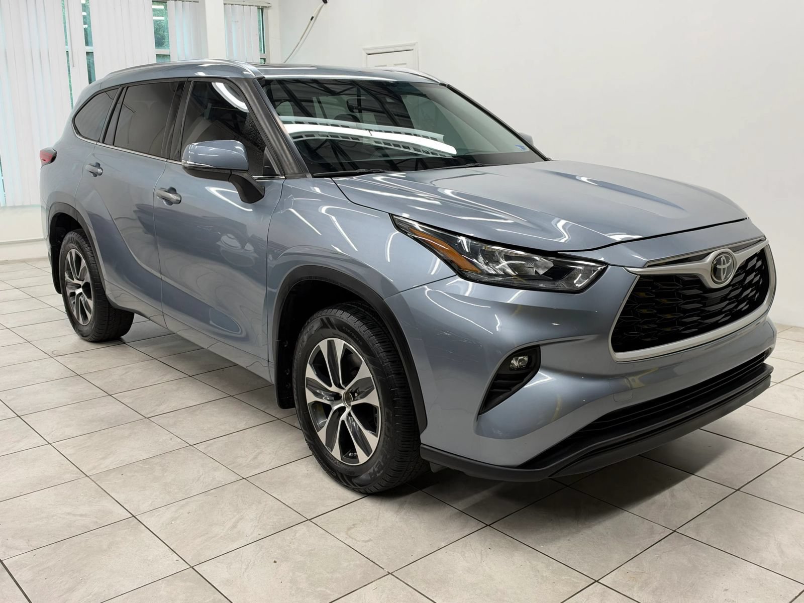 Used 2020 Toyota Highlander XLE AWD/4WD image 1
