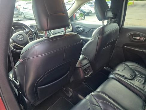 Used 2017 Jeep Cherokee Limited FWD image 19
