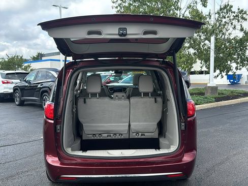 Used 2018 Chrysler Pacifica Limited w/ Tire & Wheel Group FWD image 10