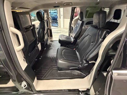 Used 2018 Chrysler Pacifica Touring-L Plus FWD image 49