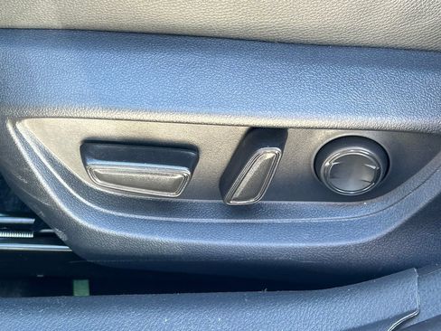 Used 2025 Toyota Camry SE w/ Convenience Package image 23