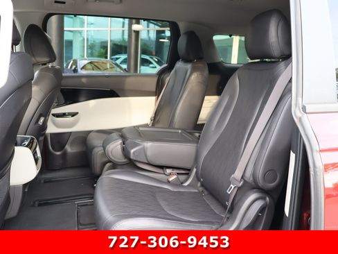 Used 2023 Kia Carnival EX FWD image 17