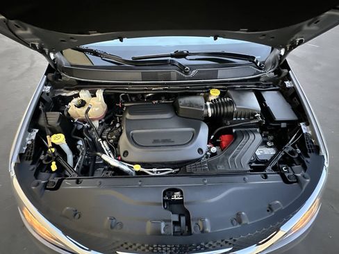 Used 2020 Chrysler Pacifica Touring-L FWD image 22