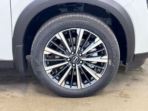 New 2026 Nissan Pathfinder Platinum image 4