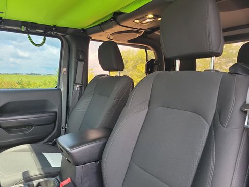 Used 2019 Jeep Wrangler Sport image 15