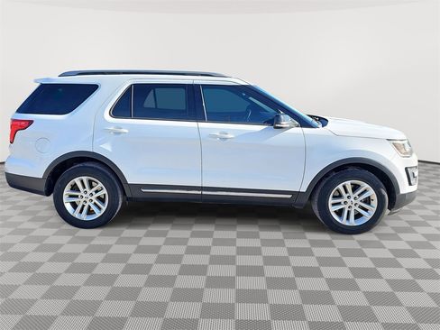 Used 2017 Ford Explorer XLT image 4