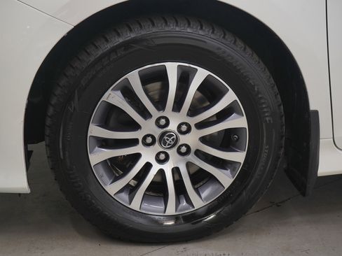 Used 2020 Toyota Sienna XLE image 28