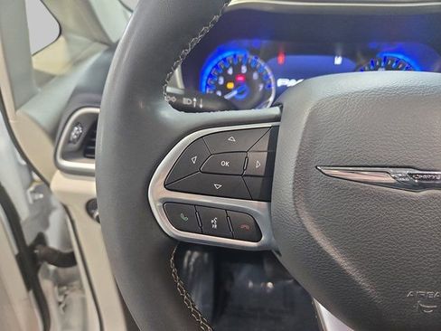 Used 2023 Chrysler Pacifica Touring-L image 20