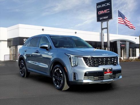 Used 2024 Kia Sorento S image 2