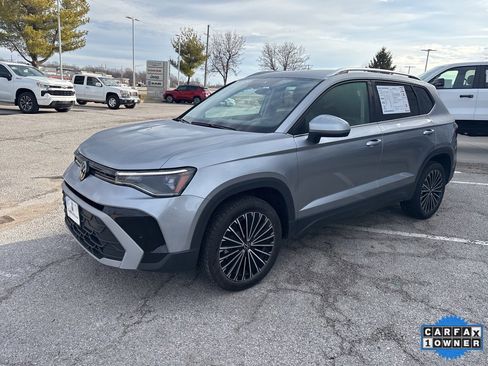 Used 2025 Volkswagen Taos SE image 13