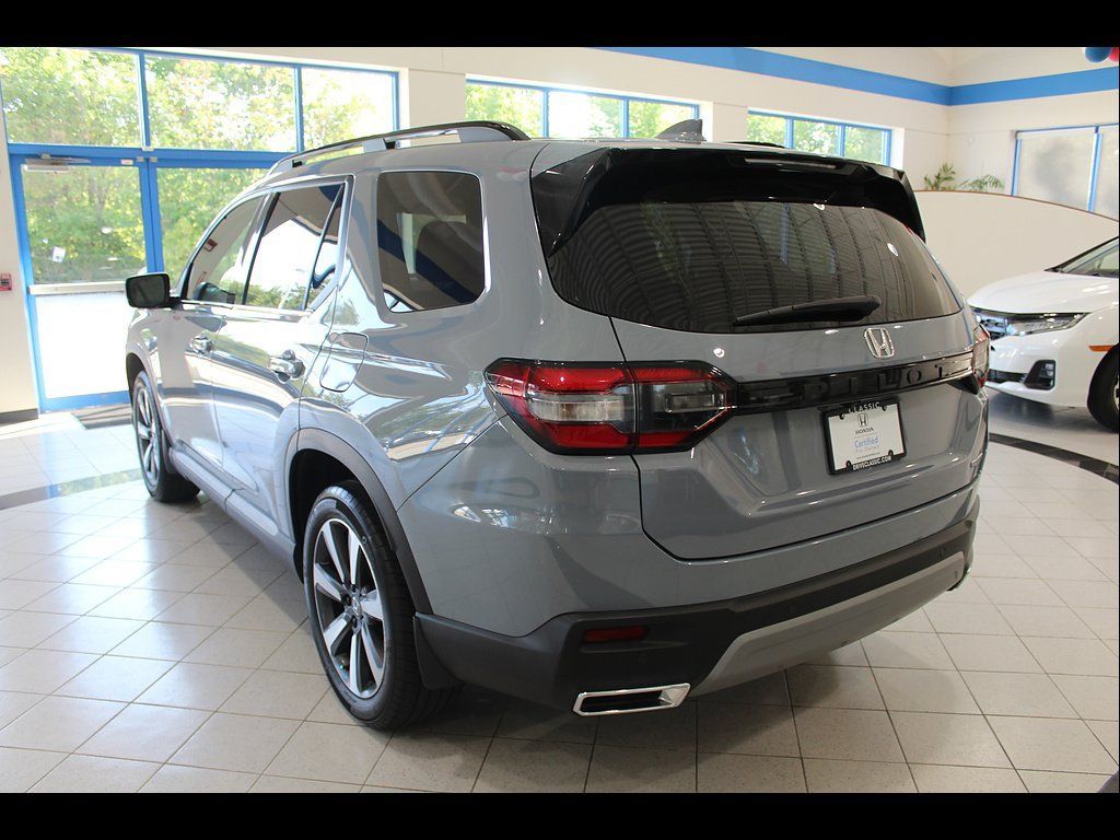 Certified 2025 Honda Pilot Touring image 7