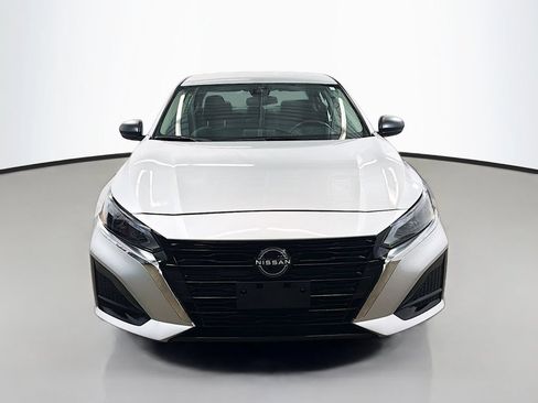 Used 2024 Nissan Altima 2.5 SV FWD image 2