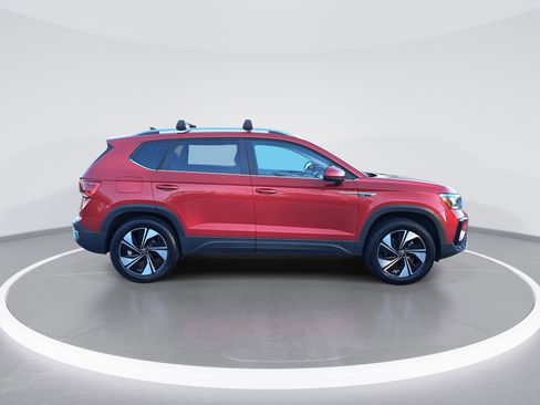 Used 2024 Volkswagen Taos SE image 2
