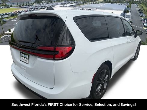 New 2026 Chrysler Pacifica Select image 4