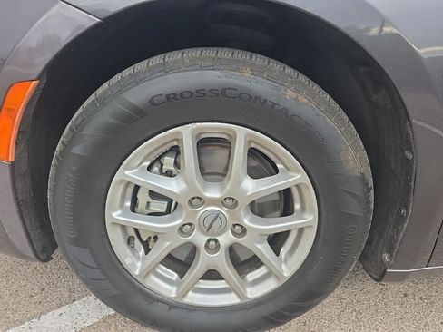 Used 2023 Chrysler Pacifica Touring-L FWD image 3