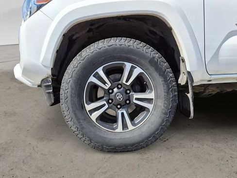 Used 2017 Toyota Tacoma TRD Sport w/ Premium & Technology Package AWD/4WD image 14