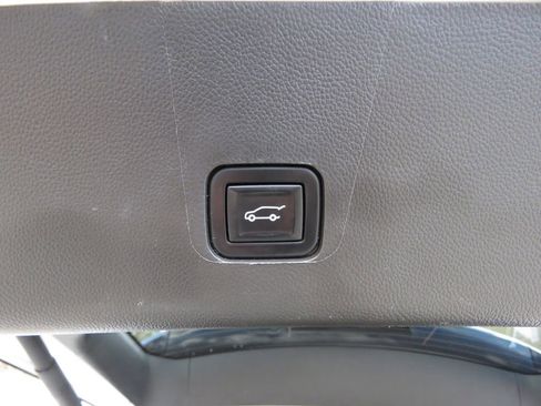 Used 2021 Chevrolet Traverse RS AWD/4WD image 19