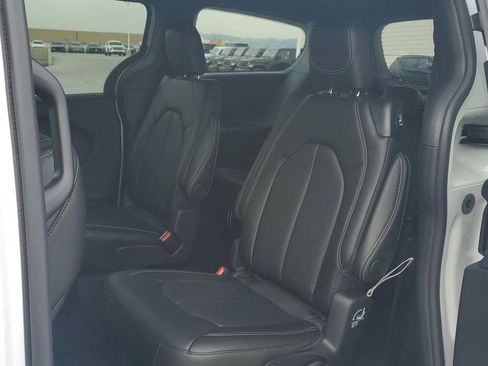New 2026 Chrysler Pacifica Select image 13
