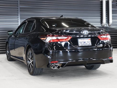 Used 2022 Toyota Camry SE image 2