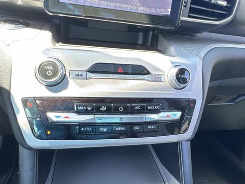 Used 2023 Ford Explorer XLT w/ Equipment Group 202A AWD/4WD image 39