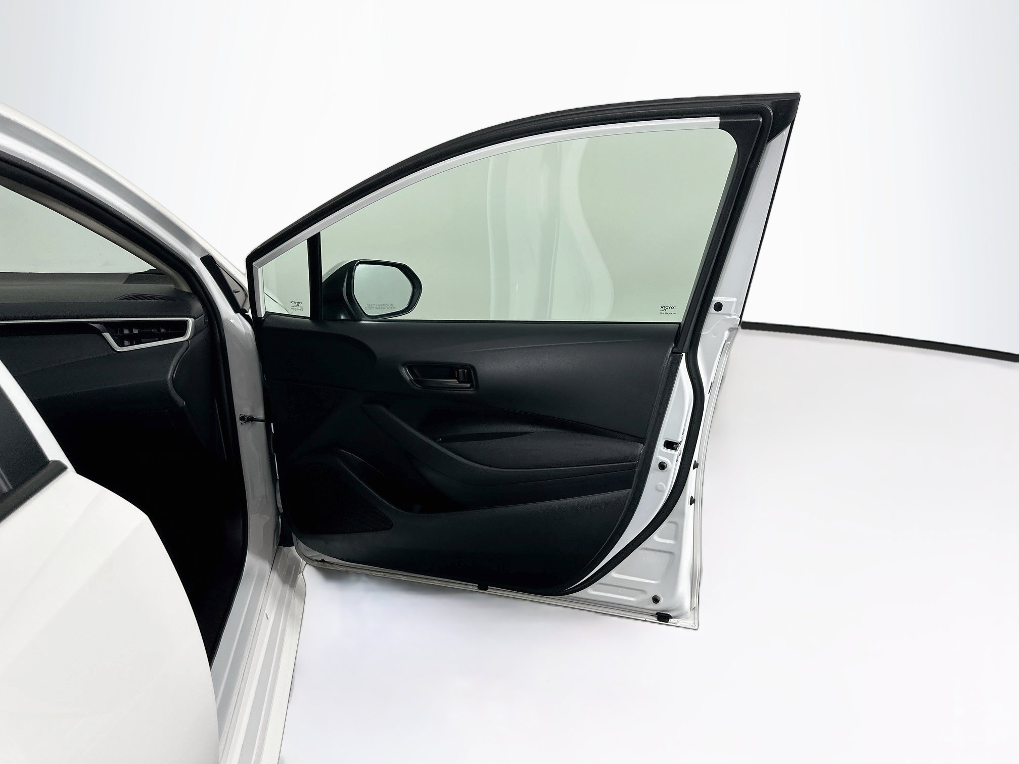 Used 2025 Toyota Corolla LE FWD image 29