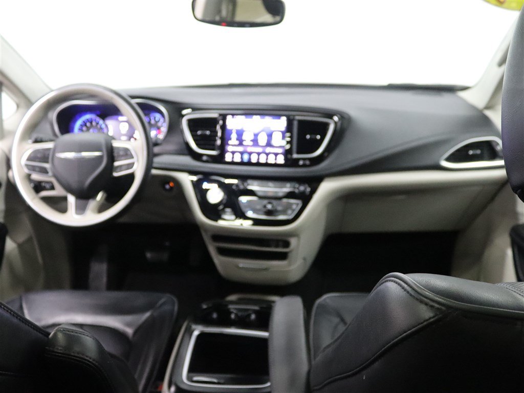 Used 2020 Chrysler Pacifica Limited FWD image 24