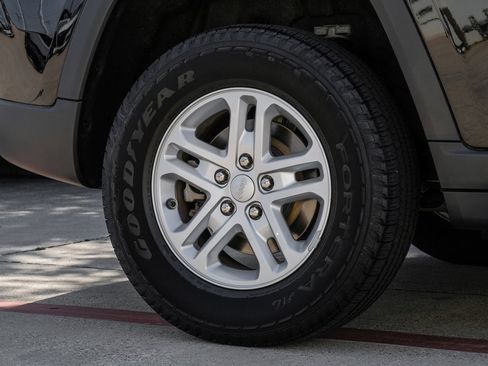 Used 2022 Jeep Grand Cherokee Laredo w/ Luxury Tech Group I image 67