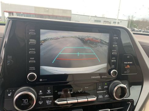 Used 2022 Toyota Highlander XLE image 18