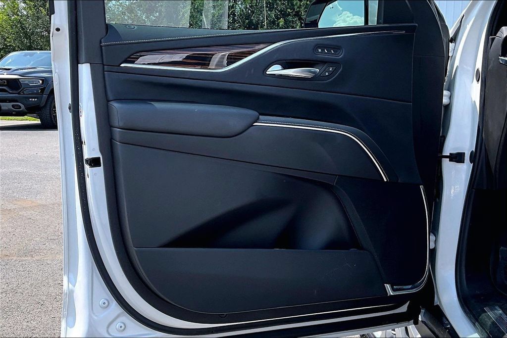 Used 2024 Cadillac Escalade ESV Premium Luxury AWD/4WD image 22
