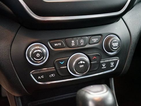 Used 2020 Jeep Cherokee Latitude Plus w/ Cold Weather Group AWD/4WD image 34
