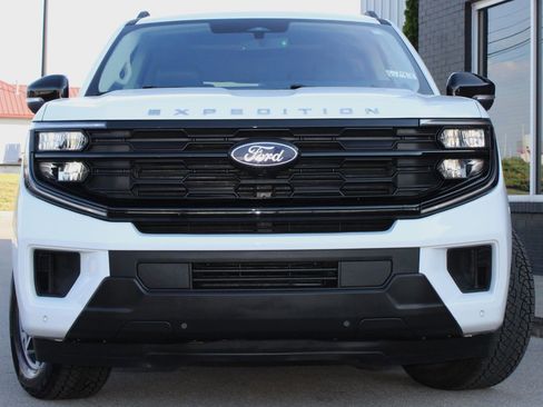 Used 2025 Ford Expedition Active AWD/4WD image 2