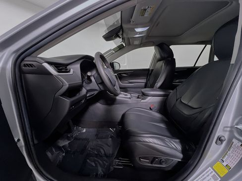 Used 2021 Toyota RAV4 XLE w/ Convenience Package image 15