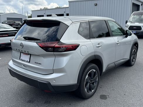 Used 2024 Nissan Rogue SV AWD/4WD image 5
