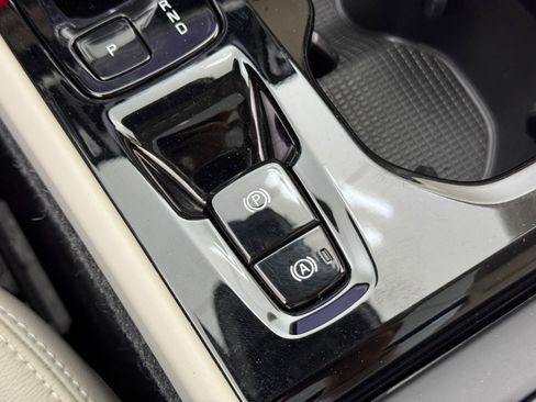 Used 2023 Volvo XC40 B5 Ultimate image 32