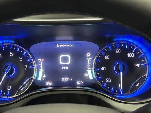 Used 2025 Chrysler Pacifica Limited image 26