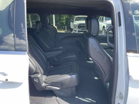 Certified 2025 Chrysler Pacifica Select FWD image 15