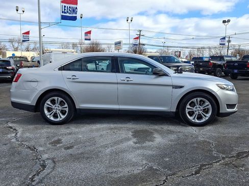 Used 2015 Ford Taurus SE image 8