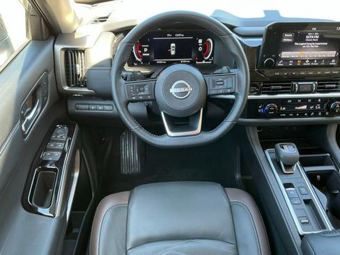 Used 2025 Nissan Pathfinder Platinum FWD image 11