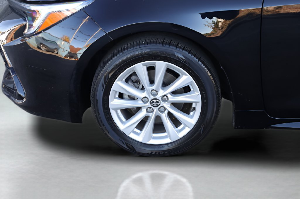 Certified 2025 Toyota Corolla SE w/ SE Package FWD image 3