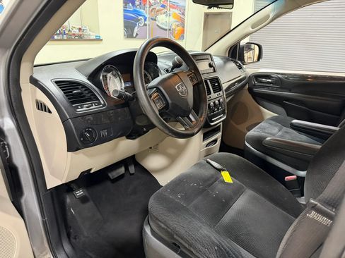 Used 2017 Dodge Grand Caravan SE FWD image 16