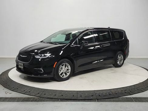 Used 2025 Chrysler Pacifica Select FWD image 3