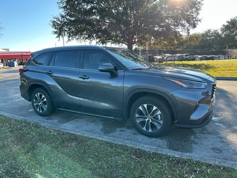 Used 2023 Toyota Highlander XLE image 7